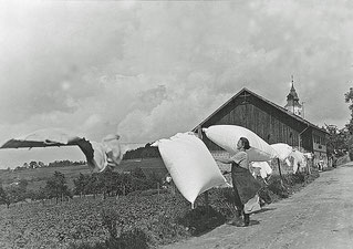 1935 Bäckerei Grüneis: Alte Fotos zeigen einen Wäscheplatz vor dem Haus ....