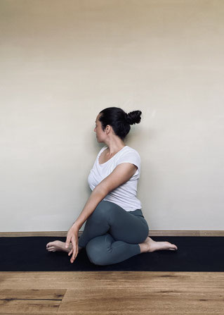 Yoga Drehsitz Hormone