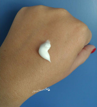 Texture Crema bianca fluida da giorno idratante sul dorno mano Lavera