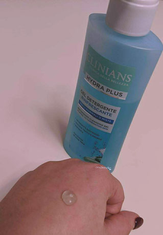 texture in gel sul dorso mano gel detergente rinfrescante viso Hydra plus clinians