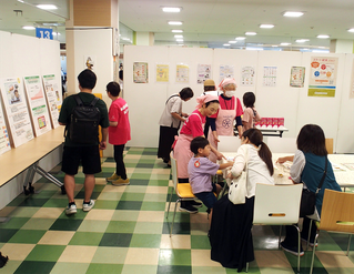 手前のテーブルでは、親子連れで試食するシーンも多くみられた