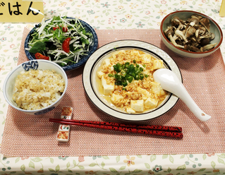 実際に調理した、ボリュームたっぷりの朝食、昼食、夕食を展示（写真は昼食）