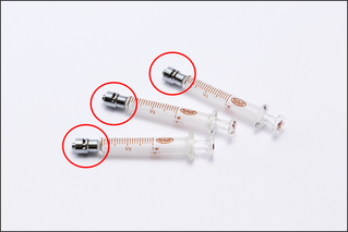 写真①：ガラス製シリンジ（当社標準品） ※先端金具部分は真鍮クロームメッキ