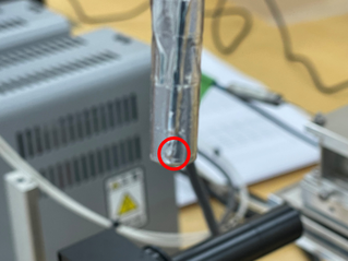 シリンジヒーターの針保温用筒の先端に 熱電対をアルミテープで貼付