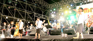 南ぬ島石垣空港開港1周年記念「TsunDAMIアイランドフェスティバル」。全出演者が「おかえり南ぬ島」を熱唱=8日夜、新港地区特設会場
