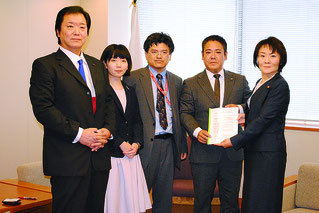 山田外務政務官に国連の先住民族勧告撤回について要請する宜保市議ら国連派遣団=24日午後、外務省