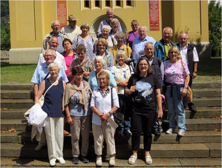 Reisegruppe vor der Waldenserkirche in Torre Pellice