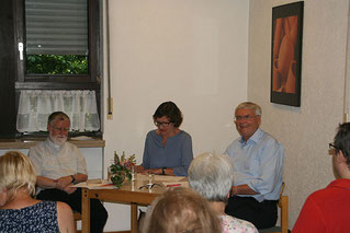 Moderiert von Pfarrerin Ute Sawatzki sprachen Bernhard Lücking (links) und Jürgen Thiesbonenkamp (rechts) über ihr Verständnis der Theologie der Befreiung. (Foto: kirche-duisburg.de)