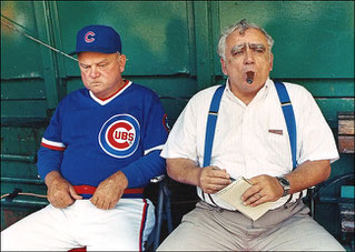 Nella foto il giornalista Jerome Holtzman (dx) accanto a Don Zimmer in una foto del 1989. (Foto di Charles Cherney/Chicago Tribune, via Associated Press)