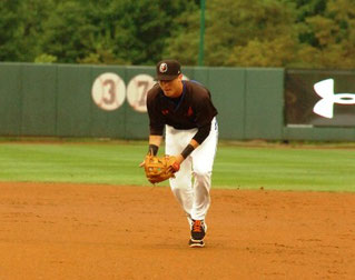 Federico Castagnini con la casacca di Aberdeen Ironbirds nella raccolta di una palla corta