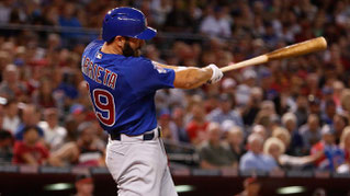 Il pitcher Arrieta batte un home-run contro il pitcher Bumgarner (foto da MLB.com)