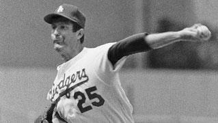 Nella foto il lanciatore Tommy John operato al gomito con la tecnica che poi diede il suo nome
