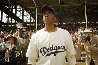 Chadwick Boseman nel ruolo di Jackie Robinson nel film 42 (Photograph by Everett Collection)