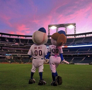 Nella foto Mr. Met assieme a Mr.s Jan Met dei NY Mets