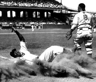 Nella foto Josh Gibson scivola a casa base alla partita All-Star Negro league in Chicago, 1944