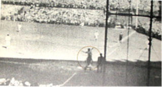 La foto originale del momento in cui Babe Ruth alzò la mano verso l'esterno centro