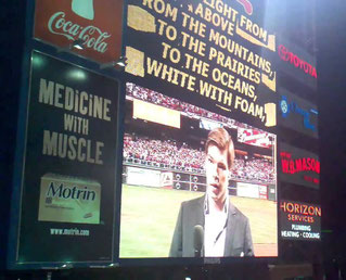 Nella foto il momento in cui Kane Kalas canta God Bless America durante il 7° inning