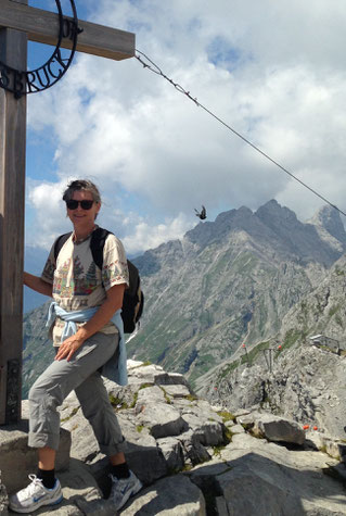 Gabriele Dienstl auf dem Gipfel des Hafelekars bei Innsbruck in Tirol.