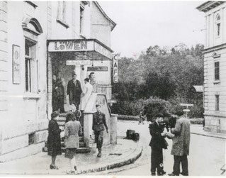 "Vichy-Franzosen" vor dem Hotel Löwen (Staatsarchiv Sigmaringen Dep. 1 T 52 Nr. 1)