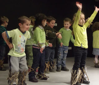 De belles comptines et danses interprétées par les élèves de maternelle. 