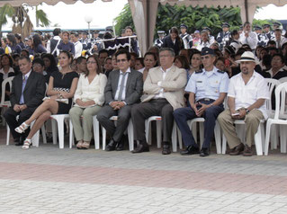 El alcalde, los concejales y representantes de otras instituciones de Manta, en el acto de homenaje a la memoria del general Eloy Alfaro. Manta, Ecuador.