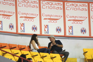 Furiel Ramos, Apoderado de las Campeonas Criollas de Caguas habla con Ana Sofia Jusino previo al partido de anoche / Foto por Genesis Rosario Escobar