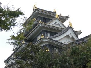 　　　　　　　　　　　　岡山城の天守閣