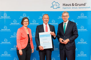 Dr. Kai Warnecke (rechts), Präsident von Haus & Grund Deutschland, überreichte die Auszeichnung an Rechtsanwalt Rudolf Stürzer und stellte sich mit Dr. Ulrike Kirchhoff, Vorsitzende Haus & Grund Bayern, anschließend den Fotografen.