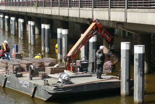 Gabionenkörbe werden in den Fleet eingebracht.