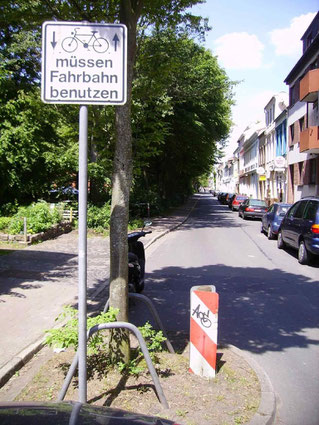 Neukichstraße: Risiko Radfahren, wenn keine Markierung vorhanden ist. Das Schild links wurde entfernt.