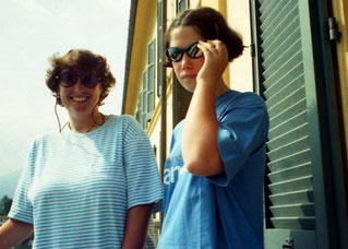 Hanni und Maria auf dem Balkon