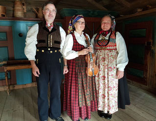 Menschen mit historischen Trachten im Valdres Volkemuseum in Fagernes