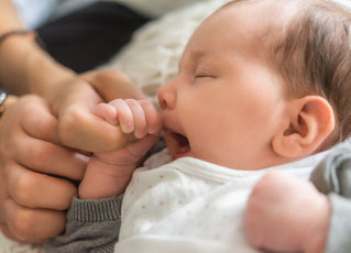 Babyfoto zu hause - Baby gähnt