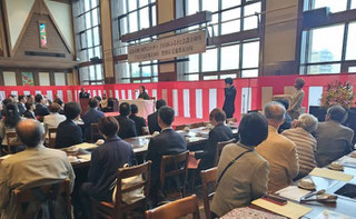 記念講演をする見延典子