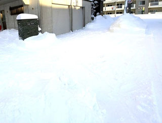 朝日が昇るころ除雪は終わるが、雪はまた降る