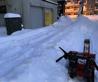 夜明け前から除雪作業は始まる