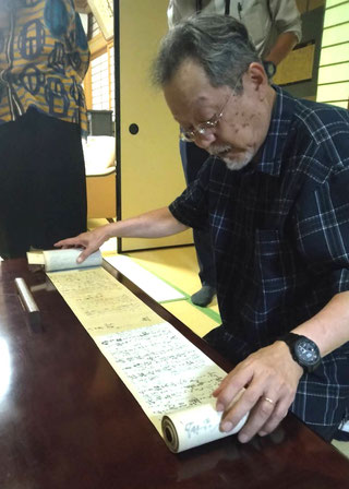 頼山陽の書翰がまとめられた巻物をひろげる　　小石家ご当主小石元紹氏