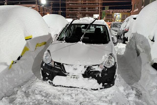 雪の中から「救出」される車