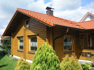 Blockhäuser bauen - Blockhaus Bungalow - Barrierefreiheit - Singlehaus - Blockholzhaus -  Zuuhause aus Holz - Wohngesundes Holzhaus ohne Folien