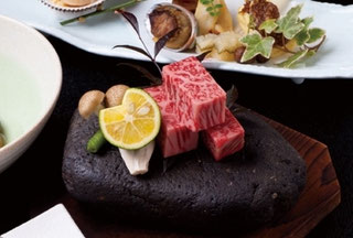 飛騨牛の石焼き。御ひいき筋様は「これははずせない！」おっしゃる方が多いのです。300度にまで熱した石で、お客様自身で焼いてお召し上がりいただきます。