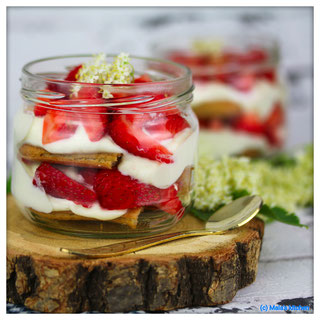 Holunder-Erdbeer-Trifle