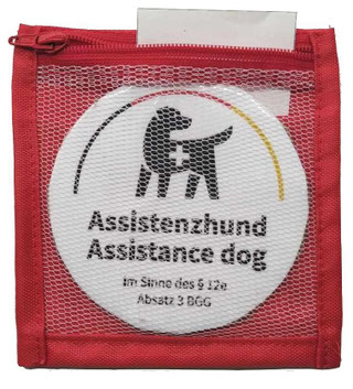 Fach für Assistenzhund-Plakette  Zusätzliches Einschubfach für Notizen Sicherer Reißverschluss Rückseite mit Hakenklett (optional ohne erhältlich) D-Ring zur zusätzlichen Befestigung Leicht, robust und alltagstauglich