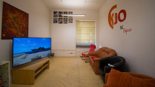Sofaraum mit riesigem Fernseher und PS5