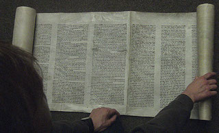 Dies ist der Abschnitt einer Torarolle (heilige Schrift im Judentum). Sie wurde von Hand auf Leder geschrieben.