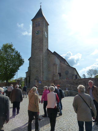 Vor der Wallfahrtskirche in Wollaberg