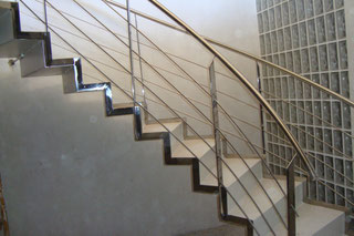 Escaleras con estructuras, en acero inoxidable y hierro. Somos