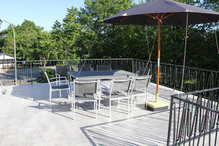 Ons zonneterras van 45 m2 vloeroppervlak.