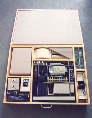 _Koffer/ Kasten, 68 x 91 x 14 cm, mit Arbeiten von 1994-97