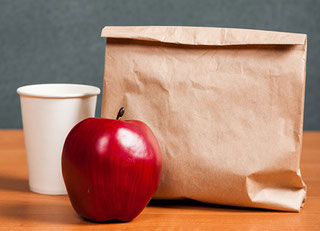 Lunchtüte und Apfel
