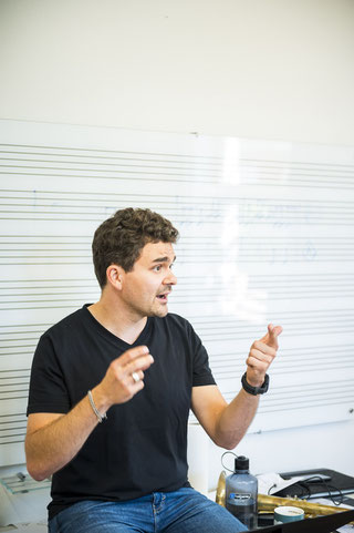 Martin Berner, Jazzpädagoge, vor einem Whiteboard mit Noten. 